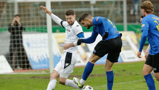 Hinter Damir Grgic (blaues Trikot, am Ball) steht vor dem Gastspiel der TuS Koblenz beim SV Auersmacher noch ein Fragezeichen. D