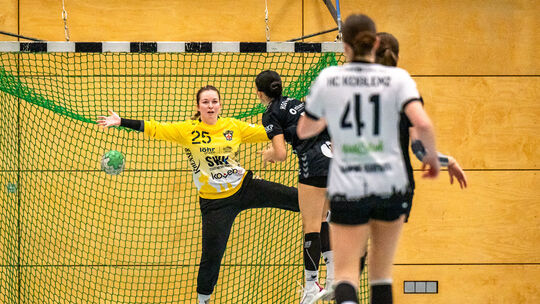 Die Handballerinnen des HCK (Stefanie Hayer im Tor und Carolina Fetz mit der Nr. 41) sind im Abstiegskampf zum Siegen verdammt.
