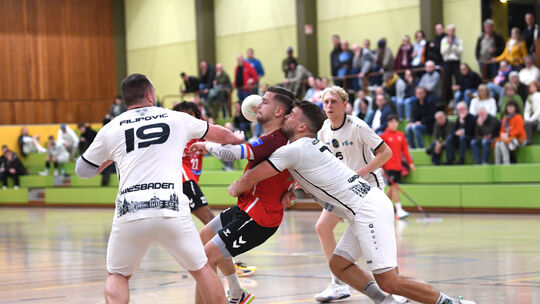 Paul Lukas Bährens (am Ball) muss sich darauf einstellen, dass am Samstag die HSG Goldstein mit Ex-Europameister Steffen Fäth am