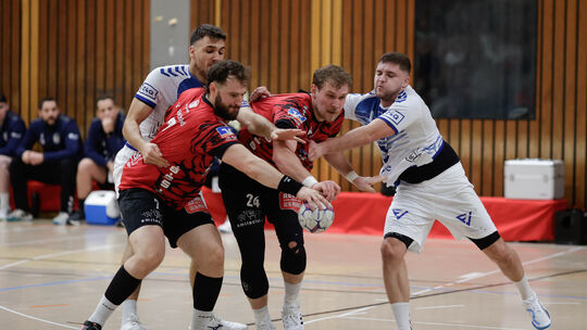 Mit vereinten Käften: Die HVV-Akteure Torben Waldgenbach (Nr. 24 im roten Trikot) und Florian Schmitt (Nr. 7) kämpfen um die Mei