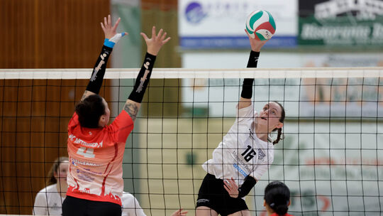 Voller Einsatz: Alicia Rivera-Eisenschneider vom TV Vallendar (hier am Ball im Spiel gegen Neuwied) möchte zusammen mit ihrem Te