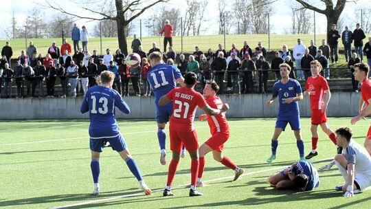 Bereits zur Pause lag die SG Westum/Löhndorf (in Blau) mit 1:6 bei der SG Augst hinten. Im Derby gegen den SV Oberzissen soll es