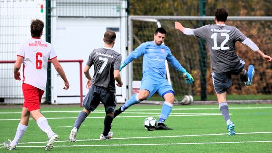 Sowohl die DJK Neustadt-Fernthal (im blauen Trikots Torhüter Simon Bonitz, links Paul Paganetti) als auch der SV Rheinbreitbach