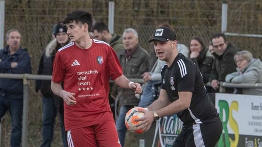 Immer engagiert an der Seitenlinie: Trainer Kim Fuhr (rechts) und die SG Merxheim/Monzingen/Meddersheim wollen nach der Niederla