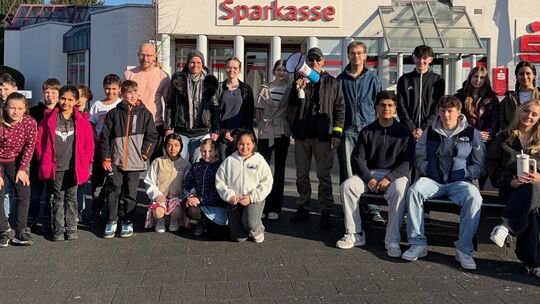 Auf dem Synagogenplatz in Hamm streikte am Donnerstagmorgen eine kleine Gruppe Schüler und Eltern gegen die Wehrpflicht.