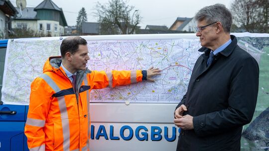Lückenschluss-Termin im Dezember in Dreis-Brück: Michael Güntner (links) von der Autobahn GmbH des Bundes im Gespräch mit Bundes