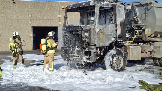 Nachdem das Cockpit eines Lkw am Donnerstagmittag im Gewerbepark Mülheim-Kärlich in Brand geraten war, brachten die Einsatzkräft