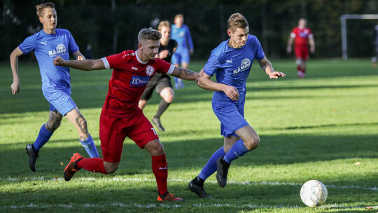 An neue Farben gewöhnen muss sich Lukas Haubrich (rechts), der sich hier im November 2022 als Spielertrainer der SG Müschenbach/