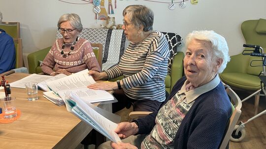 Die Tagespflegegäste singen gerne zusammen.