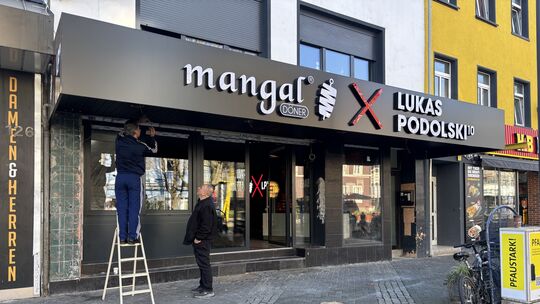 Letzte Arbeiten an der Fassade des Mangal-Dönerladens auf dem Luisenplatz in Neuwied: Bei der Fertigstellung gab es Probleme.
