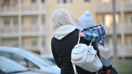 Eine Mutter kommt mit ihrem Kind aus einer Kita (Symbolfoto). Wenn die Kindertagesstätte wegen Personalmangel kurzfristig nicht Eine Mutter kommt mit ihrem Kind aus einer Kita (Symbolfoto). Wenn die Kindertagesstätte wegen Personalmangel kurzfristig nicht
