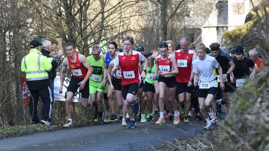 Hinter dem Rathaus in Hahnenbach wartet eine lange Steigung auf die Athleten beim Eduard-Steiner-Crosslauf.