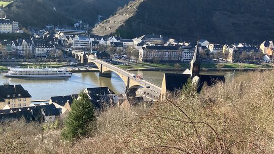 Von den Weinbergen oberhalb des Stadtteil Cond hat man einen guten Blick auf den Ort, die Kirche St. Remaclus und die Mosel.