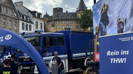 Zu seinem 75-jährigen Bestehen hat das THW Mayen im August 2025 eine Fahrzeugpräsentation auf dem Markt veranstaltet.
