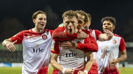 Malik Hodroj (vorne) jubelt mit seinen Mitspielern nach seinem 1:0 gegen Paderborns U23 in die Kamera. Unter der Woche stellten