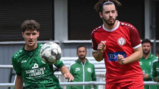 Das Duell zwischen der Reserven aus Betzdorf (in Grün) und Lautzert (in Rot) eröffnet den 16. Spieltag und damit das Pflichtspie
