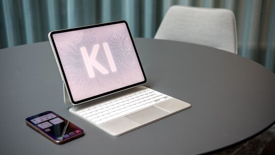 Ein KI-Assistent ist auf einem iPad zu sehen