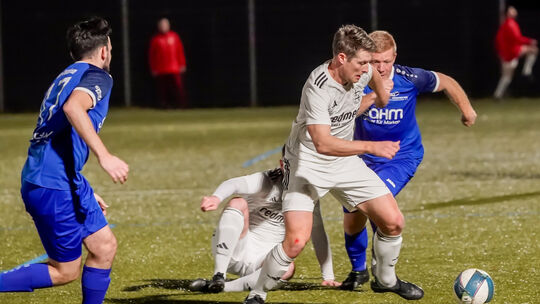 Nach dem Sieg gegen Höhr-Grenzhausen wollen die Asbacher (in Weiß) gegen Niederroßbach nachlegen. Doch auch die Gäste aus dem Ho