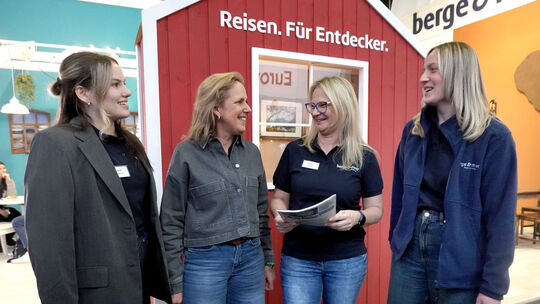 Als Vertreter der Reiseerlebnisexperten aus dem Westerwald informierten am Stand in Berlin (von links) Jana Schlich, Nina Meyer,