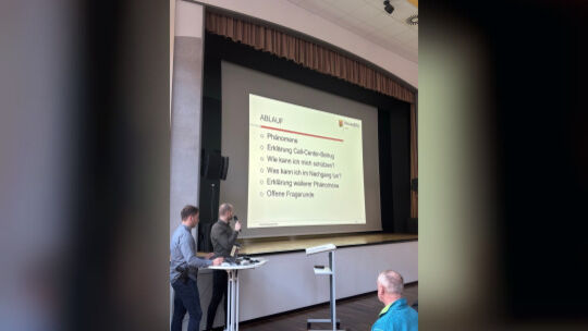 Kriminalbeamte referieren über die verschiedenen Betrugsarten und wie man sich davor schützen kann.