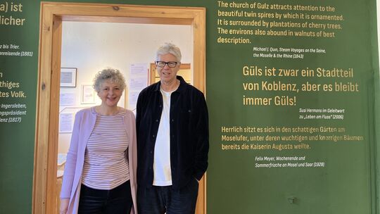 Conny Gottschalk und Jens Kowalke vom Vorstand im Gülser Heimatmuseum. Die Wand ist Teil der Ausstellung zu 1250 Jahre Güls. Ob