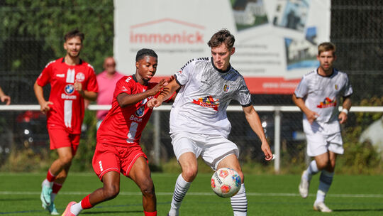 Mendigs Leonard Zerwas (weißes Trikot, hier im Duell mit Ahrweilers Jeff Ampadu) ist am Sonntag wieder mit dabei. Im Hinspiel wa
