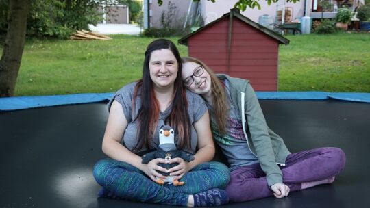 Hanna Herzog (links) und Sarah Schott waren beste Freundinnen. Auf dem Foto ist auch Kuscheltier Philip, ein Pinguin, zu sehen.