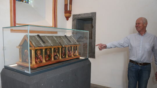 Der sanierte Reliquienschrein wurde jüngst der Gemeinde präsentiert. Reinhard Helf, Schatzmeister des Fördervereins Mariendom, f Der sanierte Reliquienschrein wurde jüngst der Gemeinde präsentiert. Reinhard Helf, Schatzmeister des Fördervereins Mariendom, f