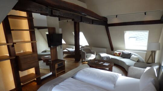 Das Alte ist nicht unbedingt der Feind des Neuen: Historische Baumaterialien verbreiten in der Suite des Zeltinger Hofs im einst