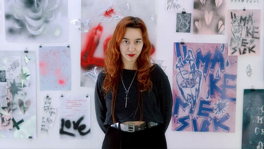 Mit ihrem "Metamorphosis" betitelten Design hat Mariia Isangulova - hier vor einer Auswahl weiterer künstlerischer Arbeiten - de