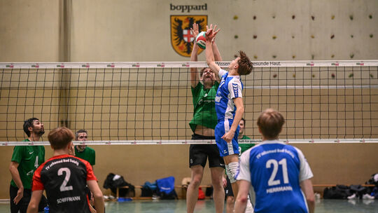 Für den Tabellenvorletzten TV sebamed Bad Salzig (in Blau) steht am drittletzten Spieltag der Regionalliga beim Tabellenführer D