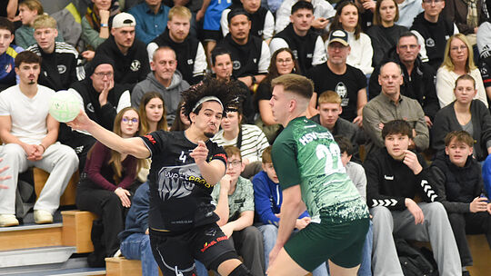 Seine Treffer braucht die HSG Nahe-Glan auch in Eisenberg: Younes ben Maouia (schwarzes Trikot).