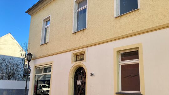 Das Gebäude in der Mauerstraße 26 steht inzwischen seit Jahren leer. Während das Anwesen von außen einen recht gepflegten Eindru