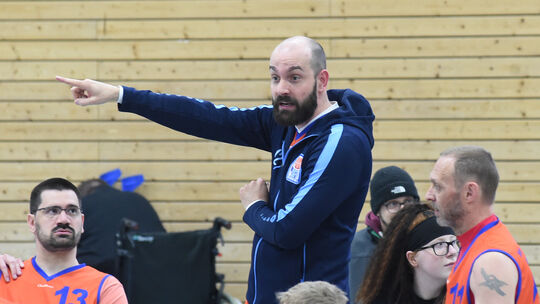 Gelingt die Wende? SFD-Spielertrainer Niklas Martens (Mitte) und seine Teamkameraden geben die Hoffnung am letzten Regionalliga-