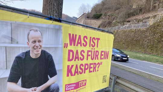Humor und Mut zur Selbstironie beweist FDP-Kandidat Carsten Kasper aus Dünfus mit diesem Wahlplakat am Ortsausgang von Treis in