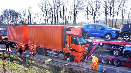 Bei dem Unfall auf der A61 in Richtung Köln fuhr ein Lastwagenfahrer auf einen Autotransporter auf. Bei dem Unfall auf der A61 in Richtung Köln fuhr ein Lastwagenfahrer auf einen Autotransporter auf.