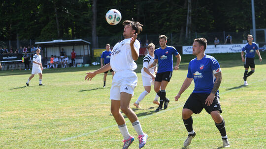 Gekonnt stoppt hier Birlenbachs Leonard Ulges eine Flanke mit der Brust, wobei ihm Guckheims Jannik Plag entschieden zuviel Plat