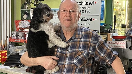 Ludwig Clemens und seine Hündin in dem kleinen Schlüsseldienst- und Schuhmacher-Geschäft, das er seit 1984 in Wirges führt, seit