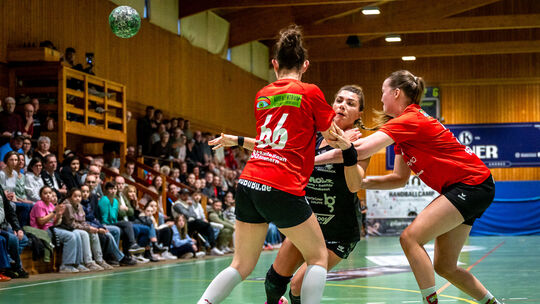 Ohne Julez Nicolae (in Schwarz), die fünfmal im Derby gegen die HSG Kastellaun/Simmern traf, und auch ohne Regionalliga-Torjäger