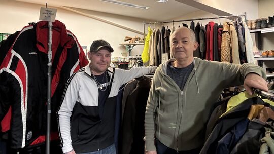 Christophe Mourot und Christian Alexander Schmidt kümmern sich um das Kleiderlager des Vereins "Die Schachtel".