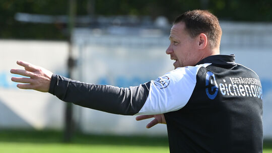 Mudersbachs Trainer Timo Schlabach will den kriselnden Gegner aus Heggen nicht unterschätzen.