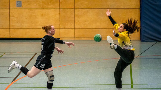 Die HSG Hunsrück muss beim Auswärtsspiel am Samstag (19 Uhr) in Merzig auf Emma Lesch (links) verzichten. Das Rückraum-Ass genau