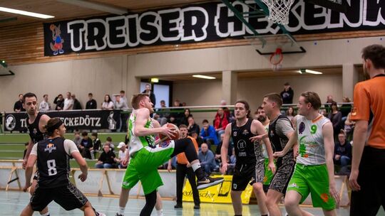 Nach dem souveränen Heimsieg gegen den TuS Herrensohr steht für den Tabellenzweiten TuS Treis-Karden (am Ball Leon Jungblut, rec