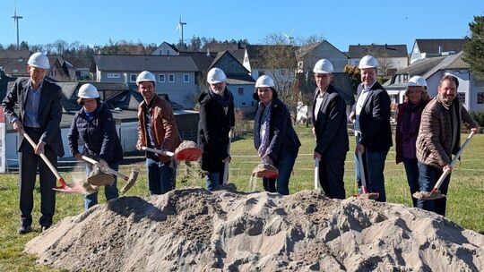 Am Montag, 2. März, fand der symbolischen Spatenstich für den Wohnpark Mühlenwies in Laudert statt. Im Bild von links: Landrat V