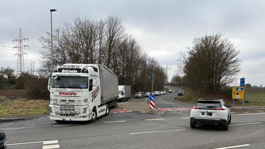 Irgendwann geht es hier mit einer Ost-West-Tangente nahtlos weiter geradeaus für Lkw und Pendler, die von der L52 kommen und zur