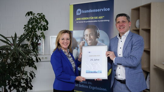 Susanne Brand-Reyes, Geschäftsführerin des RZ-Kundenservices, nahm die Urkunde von IHK-Regionalgeschäftsführer Koblenz, Fabian G