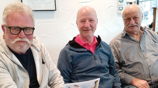 Christoph Düber, Uwe Erner und Klaus Pieck (von links) vom Stammtisch "Füreinander lachen" aus Herdorf erläutern die Unterstützu