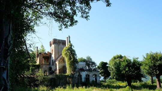 Die Ruine der Ausflugsgaststätte Waldburg hoch über Remagen im Juni 2025