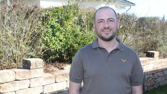 Christian Ott ist der Direktkandidat von Bündnis 90/Die Grünen für die Landtagswahl am 22. März. Hier steht er im Garten seines