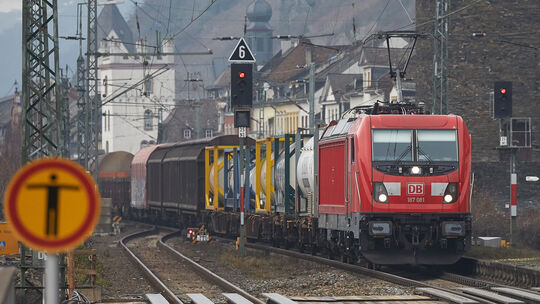 Ein Güterzug fährt durch Kaub auf der rechten Rheinseite. Ab 10. Juli startet auf der Bahnstrecke zwischen Troisdorf und Wiesbad Ein Güterzug fährt durch Kaub auf der rechten Rheinseite. Ab 10. Juli startet auf der Bahnstrecke zwischen Troisdorf und Wiesbad
